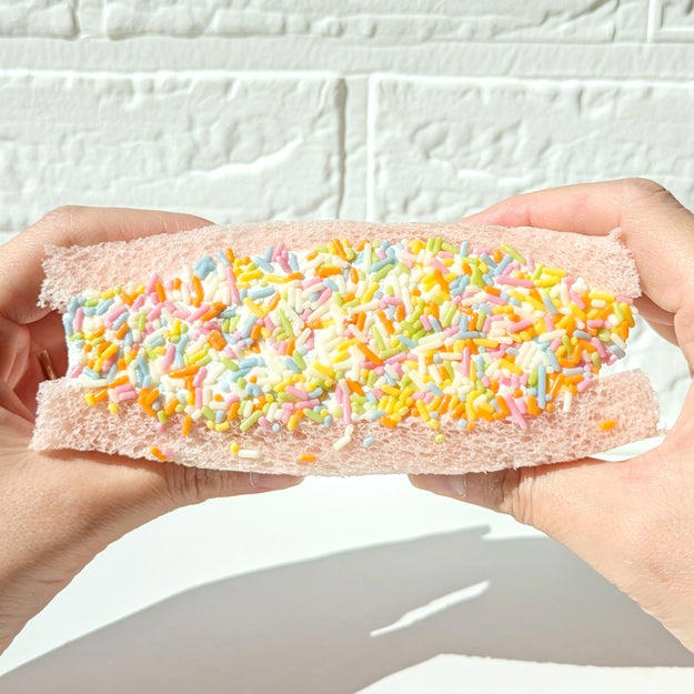 Xで話題になっている、セブンの“あるスイーツ”を買ってみました！, チョコスプレーがふんだんにトッピングされた、欲張りなサンドイッチ！, ホイップクリームがたっぷりで分厚いんです。, カラフルなチョコスプレーがかわいい。, チョコスプレーの懐かしい味を堪能できますよ。, ホイップクリームは、さっぱりしていてクドくない。, ふわふわのパンとクリームのバランスがちょうどいい。, 子どもの頃の夢が叶う、特別感のあるサンドイッチでした。