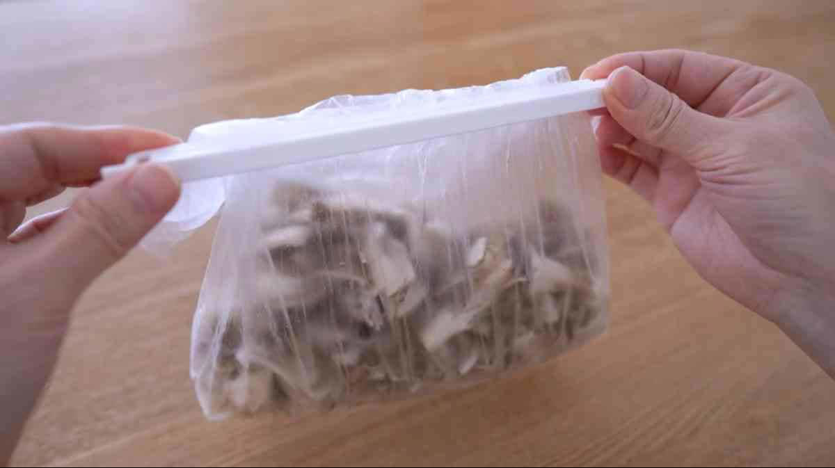 埋もれる食材ゼロ！100均で作るスッキリ冷凍庫, 「アイラップ」を閉じるにはセリアの「スリムクリップ」が優秀！, キャンドゥ「ネームバスケット」に引っ掛けてすっきり収納, 立てる収納で食材の迷子を防止！, 【まとめ】100均アイテムで冷凍庫のストレス解消