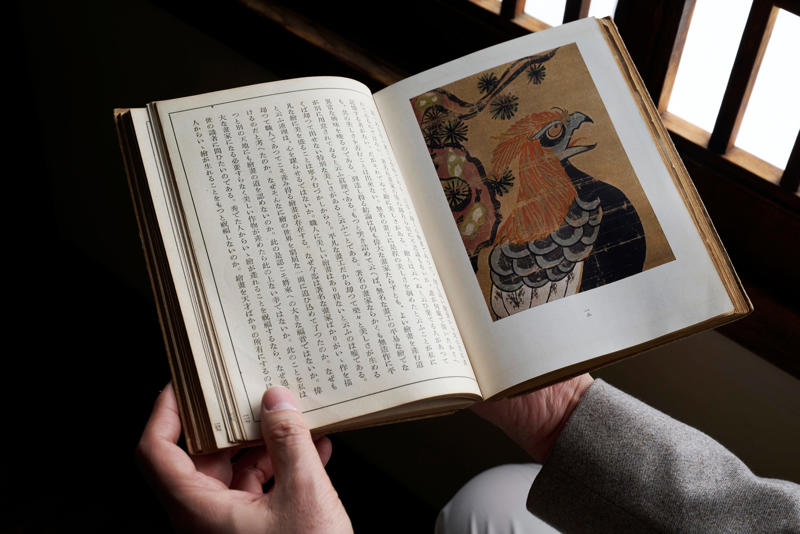 なぜこのテーマがこれほどまでに"スリリング"なのか, 正子はいつ『茶と美』を読んだのか。「蔵書印」が語る足跡, 正子の目が止まった場所。線と書き込みをたどる, 見立ては「眼による創作」、知見は「眼を曇らせる」, 85年前なのに、いまも鮮烈に響く柳の言葉, 茶を愛し、茶室を持たず。柳と正子の矜持, 『茶と美』を貫く柳の真意。その核心を会得する, 柳への問い。美醜なき世界と厳しい分別は両立するか, "民藝の眼"は信じていた。武相荘に息づく正子のコレクション, 正子が突いたのは盲目な"民藝信者"の目 