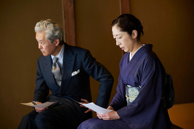 なぜこのテーマがこれほどまでに"スリリング"なのか, 正子はいつ『茶と美』を読んだのか。「蔵書印」が語る足跡, 正子の目が止まった場所。線と書き込みをたどる, 見立ては「眼による創作」、知見は「眼を曇らせる」, 85年前なのに、いまも鮮烈に響く柳の言葉, 茶を愛し、茶室を持たず。柳と正子の矜持, 『茶と美』を貫く柳の真意。その核心を会得する, 柳への問い。美醜なき世界と厳しい分別は両立するか, "民藝の眼"は信じていた。武相荘に息づく正子のコレクション, 正子が突いたのは盲目な"民藝信者"の目 