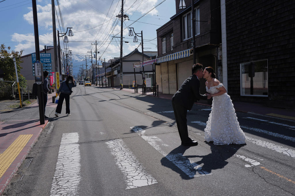 10,000 tourists a day 'threaten residents' daily lives', ‘Tourism pollution’ across Japan, Locals find the tourism ‘good but annoying’, Tourists enjoy the view and culture, despite crowds, Overtourism dividing residents