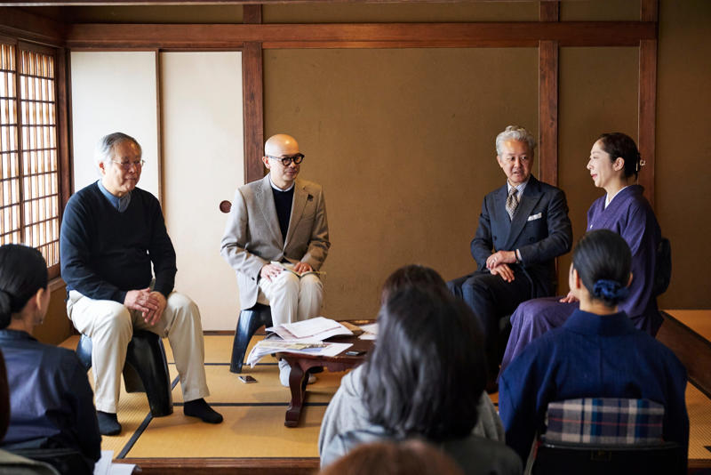 なぜこのテーマがこれほどまでに"スリリング"なのか, 正子はいつ『茶と美』を読んだのか。「蔵書印」が語る足跡, 正子の目が止まった場所。線と書き込みをたどる, 見立ては「眼による創作」、知見は「眼を曇らせる」, 85年前なのに、いまも鮮烈に響く柳の言葉, 茶を愛し、茶室を持たず。柳と正子の矜持, 『茶と美』を貫く柳の真意。その核心を会得する, 柳への問い。美醜なき世界と厳しい分別は両立するか, "民藝の眼"は信じていた。武相荘に息づく正子のコレクション, 正子が突いたのは盲目な"民藝信者"の目 