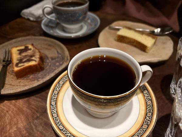 【大阪】秘密にしたい…梅田の人気カフェ、実はランチがお得すぎ！, 【北浜】ビジネス街で朝活「SOT COFFEE」の美味しいハンドドリップ, 【北浜】夜24:00まで営業「喫茶 孝二郎」で美味しい珈琲の夜カフェ, 【リーガロイヤル大阪】豪華な空間で、自分を甘やかす「極上の非日常」