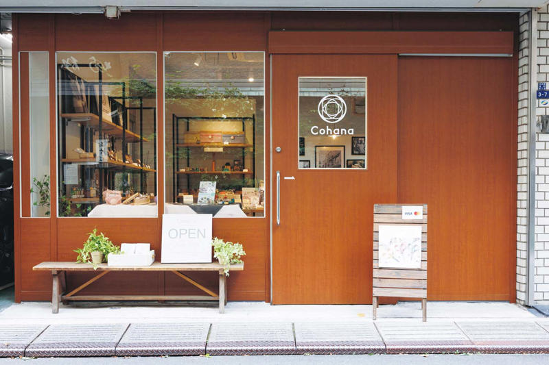 200年歴史を紡ぐ紙の老舗『榛原』, 『榛原』店舗詳細, 細やかな文様の連なりに酔いしれる『江戸切子の店 華硝 日本橋店』, 『江戸切子の店 華硝 日本橋店』店舗詳細, 素材のおいしさを引き出す出汁の重要性『日本橋 八木長本店』, 『日本橋 八木長本店』店舗詳細, 地域産業×アイデア＝手にしたくなる道具『Cohana日本橋本店』, 『Cohana日本橋本店』店舗詳細, 楊枝の歴史と技を侮ることなかれ『日本橋さるや』, 『日本橋さるや』店舗詳細, 刃物のほか、生活を豊かにする道具の数々『日本橋木屋本店』, 『日本橋木屋本店』店舗詳細