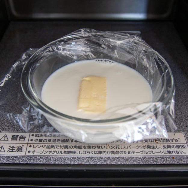外ザクッ中もちっ！ 韓国で話題の「バタートック」をおうちで再現, レシピの基本情報：, 作り方：① 深めの耐熱ボウルに牛乳とバターを入れてふんわりとラップをかけ、600Wの電子レンジで2分加熱し、取り出してよく混ぜ合わせる。, ② 別のボウルに【A】を入れてよく混ぜ、もち粉と片栗粉、①を加えてさらに混ぜ合わせ、ダマがなくなるまでこす。, ③ 耐熱の型にバター（分量外、適量）を塗り、②を流し入れる。180℃に予熱したオーブンで40分焼いたら、完成！, お好みで練乳をつけて召し上がれ！