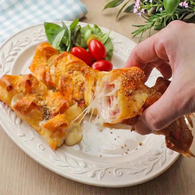 【おにぎりの出番なくなるかも？】春巻きの皮で巻いてレンチンするだけ！もちもち食感がたまらない絶品ブリトーレシピ, 【嘘でしょ！？これ春巻きの皮！？】「もちもち感がヤバすぎる」「買うより激安＆超簡単」驚きのクレープレシピ, ベーコンチーズパイ, 【春巻きの皮、むしろ余らせたい】「重ねるだけで本格パイ」「もはやこっちが本命」トースターで簡単おつまみレシピ