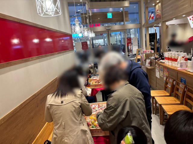 ・マカロン詰め放題なんて素敵, ・開始前から勝負は始まっている, ・10分間の真剣勝負, ・最高記録は33個, ・70分間食べ飲み放題も