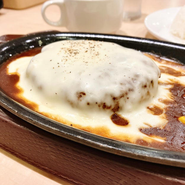 ラウールさんもハマった、ガストの「人気メニュー」を食べてみました！, ランチタイムがお得です！, ふっくらとしたハンバーグに、チーズがたっぷりとかかっています！, ひと口食べると、濃厚なチーズの風味が口いっぱいに広がります。, 付け合わせのコーンと枝豆は、甘みと食感がクセになります。, おかわり自由なスープの存在もうれしいです。, ガストに行くたびに、このメニューばかり頼んでしまいそう。