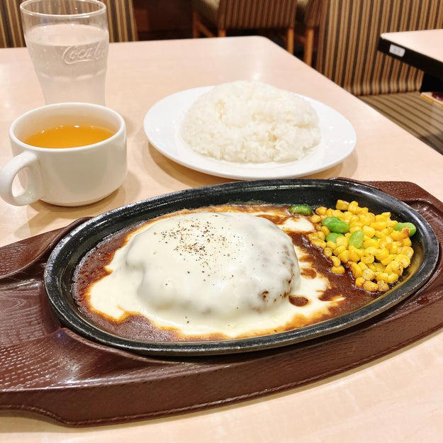 ラウールさんもハマった、ガストの「人気メニュー」を食べてみました！, ランチタイムがお得です！, ふっくらとしたハンバーグに、チーズがたっぷりとかかっています！, ひと口食べると、濃厚なチーズの風味が口いっぱいに広がります。, 付け合わせのコーンと枝豆は、甘みと食感がクセになります。, おかわり自由なスープの存在もうれしいです。, ガストに行くたびに、このメニューばかり頼んでしまいそう。