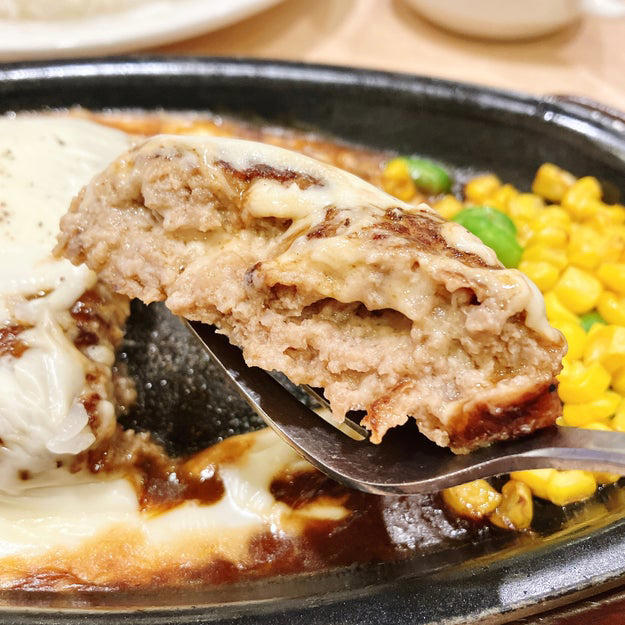 ラウールさんもハマった、ガストの「人気メニュー」を食べてみました！, ランチタイムがお得です！, ふっくらとしたハンバーグに、チーズがたっぷりとかかっています！, ひと口食べると、濃厚なチーズの風味が口いっぱいに広がります。, 付け合わせのコーンと枝豆は、甘みと食感がクセになります。, おかわり自由なスープの存在もうれしいです。, ガストに行くたびに、このメニューばかり頼んでしまいそう。