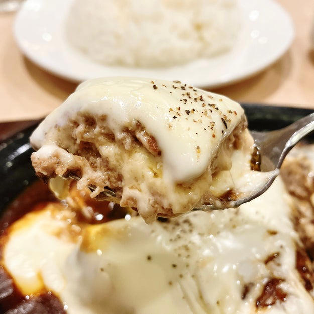 ラウールさんもハマった、ガストの「人気メニュー」を食べてみました！, ランチタイムがお得です！, ふっくらとしたハンバーグに、チーズがたっぷりとかかっています！, ひと口食べると、濃厚なチーズの風味が口いっぱいに広がります。, 付け合わせのコーンと枝豆は、甘みと食感がクセになります。, おかわり自由なスープの存在もうれしいです。, ガストに行くたびに、このメニューばかり頼んでしまいそう。