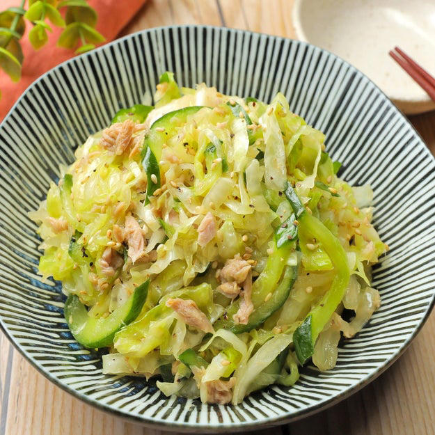 キャベツときゅうりのツナナムル, 【キャベツを買ったら迷わず作って】「箸休めにちょうどいい」「冷蔵庫に残ってたらラッキー」切って和えるだけの簡単副菜レシピ, キャベツと鶏ささみの梅だれ和え, 【キャベツはこうやって食べてみて】「箸休めにぴったり」「冷蔵庫にあって助かった〜」火を使わずに作れる簡単副菜レシピ, キャベツとちくわのごま和え, 【キャベツとちくわでコレ作って】「こういうのでいいんですよ」コスパ抜群な簡単ごま和えレシピ
