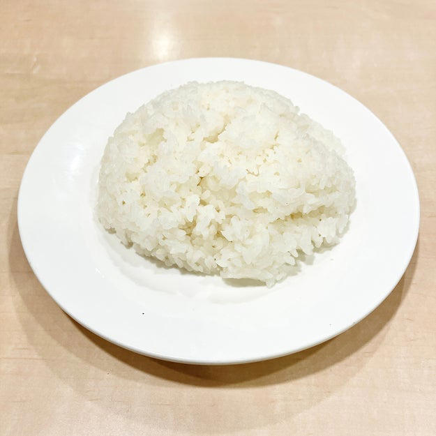 ラウールさんもハマった、ガストの「人気メニュー」を食べてみました！, ランチタイムがお得です！, ふっくらとしたハンバーグに、チーズがたっぷりとかかっています！, ひと口食べると、濃厚なチーズの風味が口いっぱいに広がります。, 付け合わせのコーンと枝豆は、甘みと食感がクセになります。, おかわり自由なスープの存在もうれしいです。, ガストに行くたびに、このメニューばかり頼んでしまいそう。
