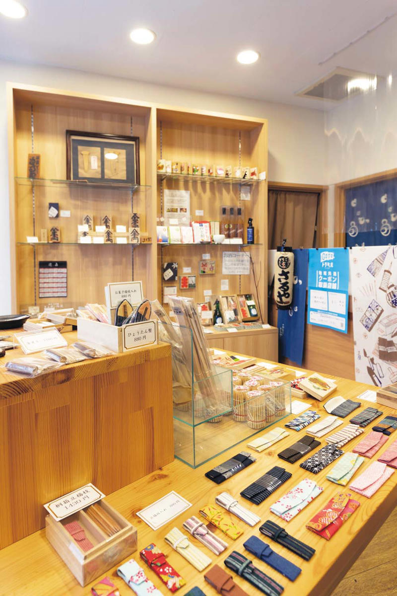 200年歴史を紡ぐ紙の老舗『榛原』, 『榛原』店舗詳細, 細やかな文様の連なりに酔いしれる『江戸切子の店 華硝 日本橋店』, 『江戸切子の店 華硝 日本橋店』店舗詳細, 素材のおいしさを引き出す出汁の重要性『日本橋 八木長本店』, 『日本橋 八木長本店』店舗詳細, 地域産業×アイデア＝手にしたくなる道具『Cohana日本橋本店』, 『Cohana日本橋本店』店舗詳細, 楊枝の歴史と技を侮ることなかれ『日本橋さるや』, 『日本橋さるや』店舗詳細, 刃物のほか、生活を豊かにする道具の数々『日本橋木屋本店』, 『日本橋木屋本店』店舗詳細