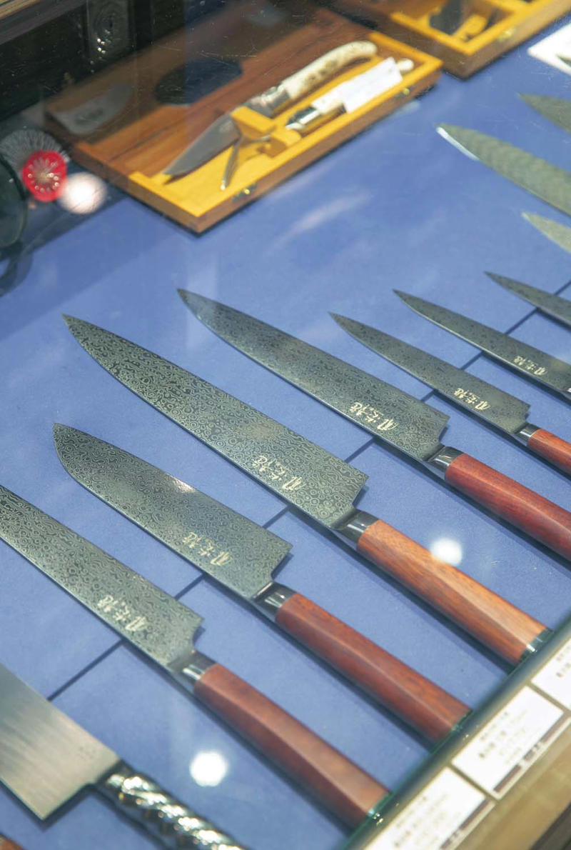 200年歴史を紡ぐ紙の老舗『榛原』, 『榛原』店舗詳細, 細やかな文様の連なりに酔いしれる『江戸切子の店 華硝 日本橋店』, 『江戸切子の店 華硝 日本橋店』店舗詳細, 素材のおいしさを引き出す出汁の重要性『日本橋 八木長本店』, 『日本橋 八木長本店』店舗詳細, 地域産業×アイデア＝手にしたくなる道具『Cohana日本橋本店』, 『Cohana日本橋本店』店舗詳細, 楊枝の歴史と技を侮ることなかれ『日本橋さるや』, 『日本橋さるや』店舗詳細, 刃物のほか、生活を豊かにする道具の数々『日本橋木屋本店』, 『日本橋木屋本店』店舗詳細