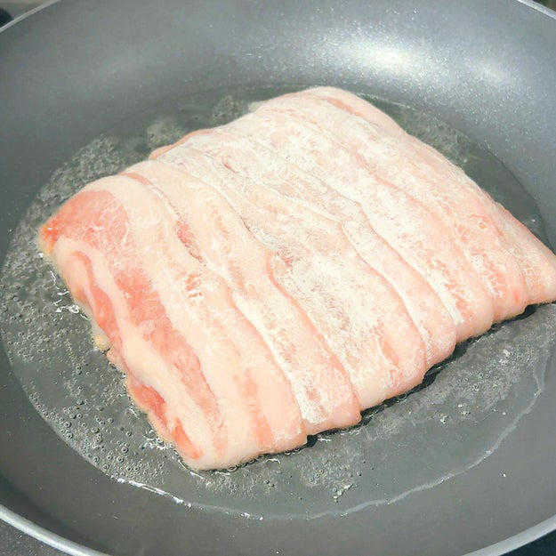 カリカリ豚なす焼き, 作り方：① 豚バラ肉にガーリックパウダーと塩をふり、片面に片栗粉をまぶす。, ② ①を裏返し、豚バラ肉になすをのせて折りたたむ。, ③ フライパンにサラダ油を引いて中火で熱し、カリッとするまで焼いたら完成！, これ、無限にイケるやつ......