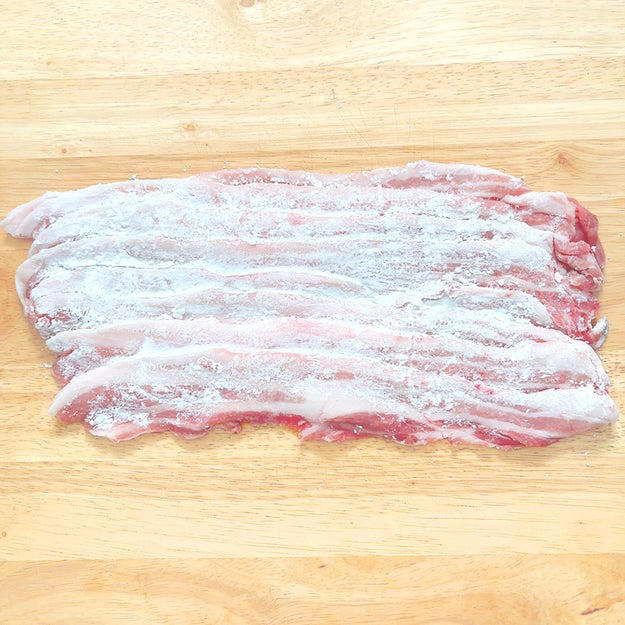 カリカリ豚なす焼き, 作り方：① 豚バラ肉にガーリックパウダーと塩をふり、片面に片栗粉をまぶす。, ② ①を裏返し、豚バラ肉になすをのせて折りたたむ。, ③ フライパンにサラダ油を引いて中火で熱し、カリッとするまで焼いたら完成！, これ、無限にイケるやつ......