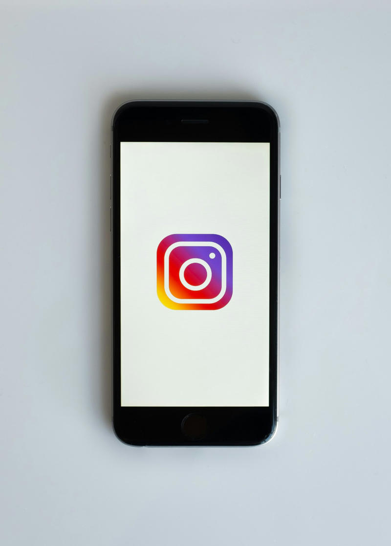 1. Seamless Integration of Hardware and Software, 2. Regular Software Updates, 3. The App Store, 4. The Resale Value, 5. Iconic Design, 6. Robust Ecosystem, 7. The Privacy and Security Measures, 8. Alternative Platforms, 9. The Cost of iPhones, 10. A Wider Variety of Phone Models and Features, 11. The Ecosystem Is Restrictive, 12. Other Devices Offer Innovative Features and Specs, 13. Android Offers More Customization and Modifications, 14. Accessories and Cables Are Expensive, 15. It Isn’t an Open-Source Operating System