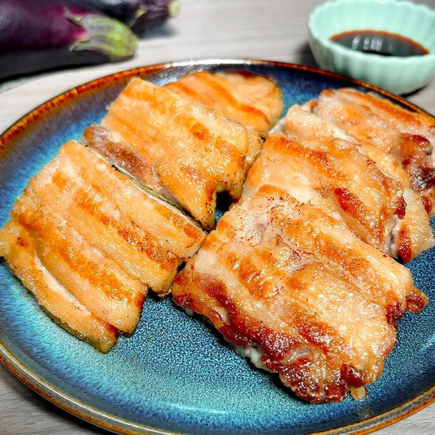 カリカリ豚なす焼き, 作り方：① 豚バラ肉にガーリックパウダーと塩をふり、片面に片栗粉をまぶす。, ② ①を裏返し、豚バラ肉になすをのせて折りたたむ。, ③ フライパンにサラダ油を引いて中火で熱し、カリッとするまで焼いたら完成！, これ、無限にイケるやつ......