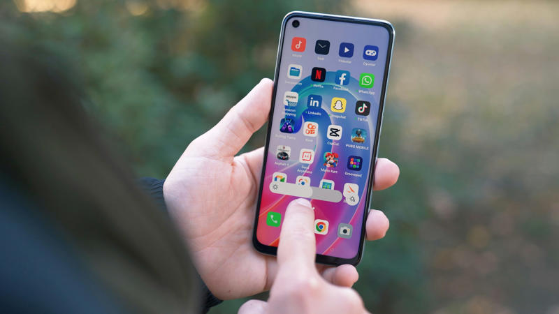1. Seamless Integration of Hardware and Software, 2. Regular Software Updates, 3. The App Store, 4. The Resale Value, 5. Iconic Design, 6. Robust Ecosystem, 7. The Privacy and Security Measures, 8. Alternative Platforms, 9. The Cost of iPhones, 10. A Wider Variety of Phone Models and Features, 11. The Ecosystem Is Restrictive, 12. Other Devices Offer Innovative Features and Specs, 13. Android Offers More Customization and Modifications, 14. Accessories and Cables Are Expensive, 15. It Isn’t an Open-Source Operating System
