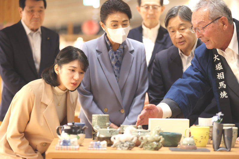 短めのスカーフ巻きでもカラフルなデザインで華やかに, ふくらみを持たせたアスコット風アレンジで上品に, 片リボン結びでハンサムコーデに華やかさをプラス, ライニングスタイルで縦のラインでスタイルアップ効果