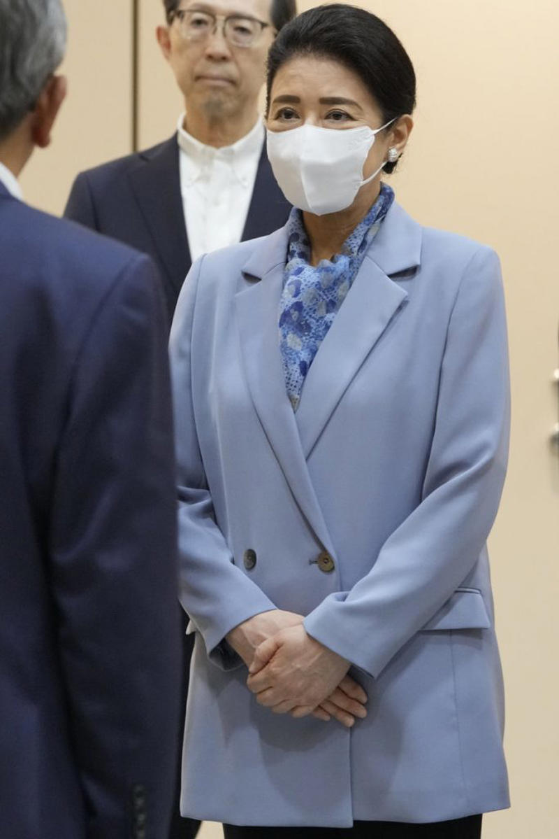 短めのスカーフ巻きでもカラフルなデザインで華やかに, ふくらみを持たせたアスコット風アレンジで上品に, 片リボン結びでハンサムコーデに華やかさをプラス, ライニングスタイルで縦のラインでスタイルアップ効果
