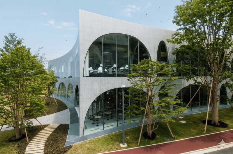 早稲田大学 国際文学館（村上春樹ライブラリー）／東京都, 芝浦工業大学 豊洲キャンパスのカフェ・レストラン／東京都, 多摩美術大学 上野毛キャンパス新棟／東京都, 多摩美術大学 図書館（八王子キャンパス）／東京都, 武蔵野美術大学 鷹の台キャンパス／東京都, 東京造形大学／東京都, 慶應義塾大学 湘南藤沢キャンパス／神奈川県, 甲南女子大学／兵庫県, IPU・環太平洋大学／岡山県, 広島大学 中央図書館／広島県, 九州大学 伊都キャンパス 椎木講堂／福岡県
