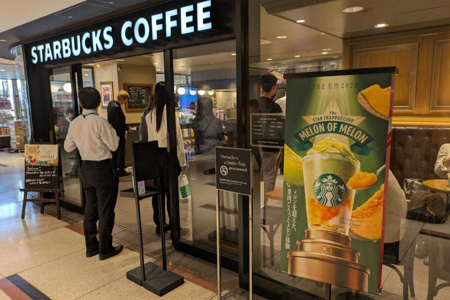 最も効率よく、低リスクで制覇できるエリアは東京駅周辺！, スタートは東京で最も知られたオフィスビルである「丸ビル」から, 一番人気？メロンフラペチーノは入手しやすい？, 棒ほうじ茶とわらび餅の和みが恋しくなる「はしごフラペチーノ」, クッキーが主役と思いきや濃厚ミルクが目立つフラペチーノに刺激を受ける, ラストは「ヨーグルト」フラペチーノで〆, 1日5フラペチーノは楽しい