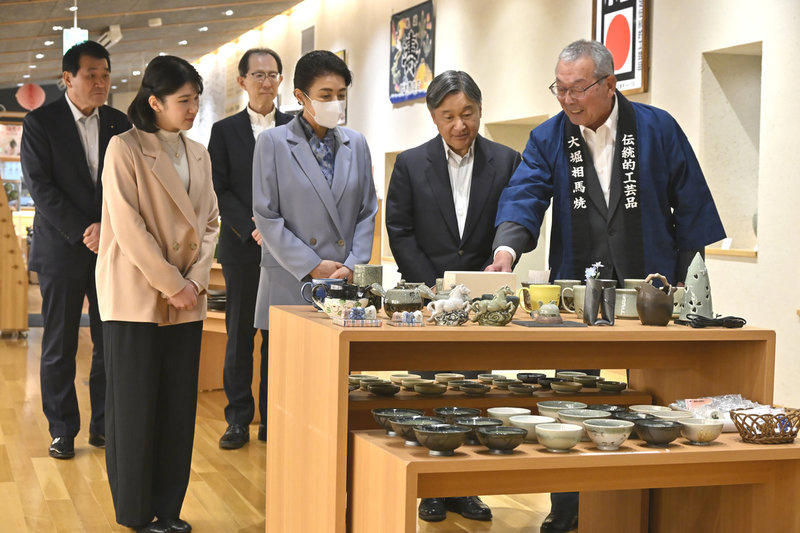 短めのスカーフ巻きでもカラフルなデザインで華やかに, ふくらみを持たせたアスコット風アレンジで上品に, 片リボン結びでハンサムコーデに華やかさをプラス, ライニングスタイルで縦のラインでスタイルアップ効果