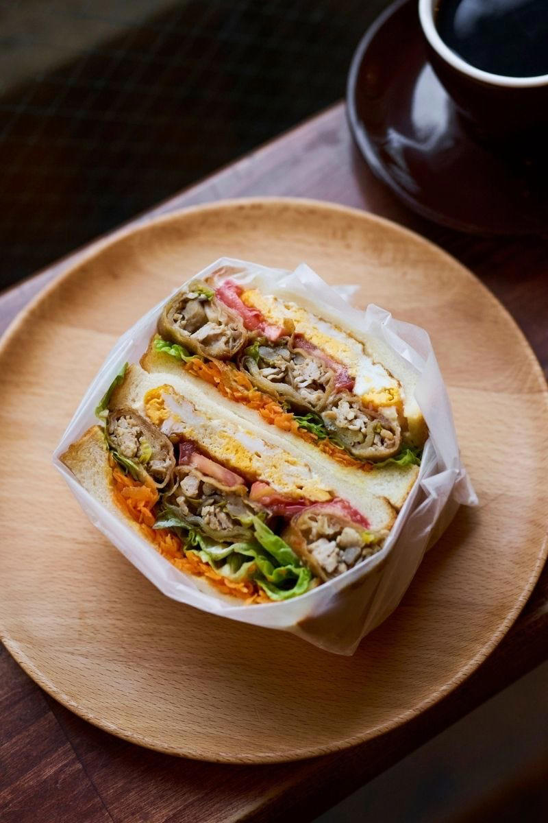 コモパン／神奈川・腰越, 彩りにワクワクする、コモパン流バインミー, ずっしりした見た目を、サクッと裏切る心地よさ。, 続々登場する新作に心が躍る！, チクテベーカリー／東京・南大沢, 色彩と味のバランス。シンプルなサンドイッチの美意識は格別！, 食感も香りもインパクトを残すサンドイッチ, 北欧流オープンサンド「スモーブロ」もチェック！, ハード系好きにはたまらない商品ぞろい！, ベイクハウス イエローナイフ／埼玉・浦和, 枠にはまらないから、虜になる。日常を彩る、遊び心あふれるサンドイッチ, 春巻きがサンドイッチに！ その組み合わせは驚くほどおいしい, 週末限定のサンドイッチも要チェック！, 世代を超えて愛される、街のベーカリー