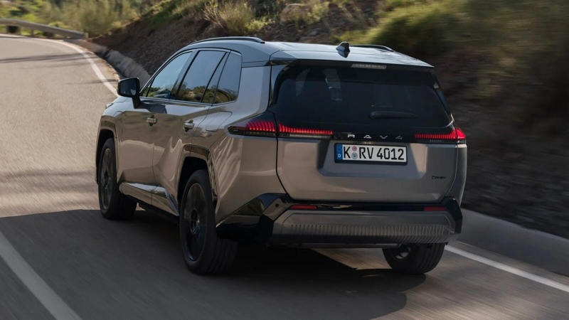 アウディ A6 e-hybrid：64マイル（103km）, ルノー ラファール E-Tech PHEV 300：65マイル（105km）, アウディ A5 e-hybrid：67マイル（108km）, メルセデス・ベンツ GLE 400e：68マイル（109km）, メルセデス・ベンツ CLE クーペ 300e：69マイル（111km）, メルセデス・ベンツ C300e：69マイル（111km）, メルセデス・ベンツ E300e：70マイル（113km）, クプラ テラマール：73マイル（117km）, アウディ Q3 e-hybrid：73マイル（117km）, フォルクスワーゲン タイロン eHybrid：75マイル（121km）, シュコダ コディアック 1.5 TSI iV：75マイル（121km）, レンジローバー P440e / P510e：75マイル（121km）, レンジローバー スポーツ P440e / P510e：76マイル（122km）, フォルクスワーゲン ティグアン eHybrid：77マイル（124km）, クプラ フォーメンター：78マイル（126km）, メルセデス・ベンツ GLC 300e：78マイル（126km）, BYD シール U DM-i：78マイル（126km）, フォルクスワーゲン パサート eHybrid：82マイル（132km）, セアト レオン e-Hybrid：82マイル（132km）, シュコダ スペルブ エステート iV PHEV：84マイル（135km）, アウディ A3 スポーツバック TFSI e：88マイル（142km）, フォルクスワーゲン ゴルフ eHybrid：89マイル（143km）, Tiggo 9（ティゴ 9）：91マイル（146km）, Omoda 9（オモダ 9）：93マイル（150km）