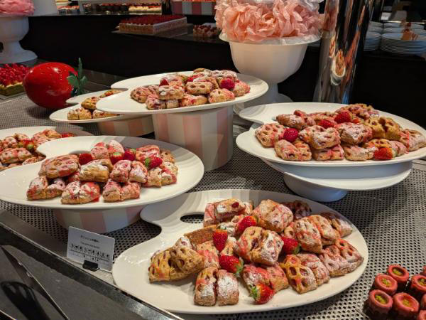 いちごだらけの幸せ空間♡ヒルトン名古屋のいちごスイーツビュッフェに行ってきた！, スタート前からワクワク！撮影タイムがうれしい, 見た目も味も大満足♡こだわりスイーツたち, 甘いだけじゃない！セイボリーも本格的, 結局いちばん食べたのは…フレッシュいちご！, ホテルならではの贅沢な空間で過ごす時間♪, 特別な日に行きたい、いちご尽くしの幸せ時間