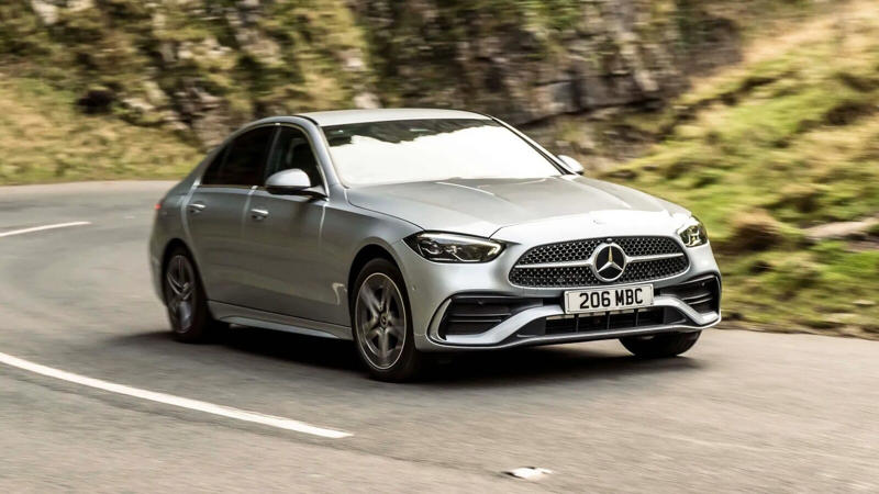 アウディ A6 e-hybrid：64マイル（103km）, ルノー ラファール E-Tech PHEV 300：65マイル（105km）, アウディ A5 e-hybrid：67マイル（108km）, メルセデス・ベンツ GLE 400e：68マイル（109km）, メルセデス・ベンツ CLE クーペ 300e：69マイル（111km）, メルセデス・ベンツ C300e：69マイル（111km）, メルセデス・ベンツ E300e：70マイル（113km）, クプラ テラマール：73マイル（117km）, アウディ Q3 e-hybrid：73マイル（117km）, フォルクスワーゲン タイロン eHybrid：75マイル（121km）, シュコダ コディアック 1.5 TSI iV：75マイル（121km）, レンジローバー P440e / P510e：75マイル（121km）, レンジローバー スポーツ P440e / P510e：76マイル（122km）, フォルクスワーゲン ティグアン eHybrid：77マイル（124km）, クプラ フォーメンター：78マイル（126km）, メルセデス・ベンツ GLC 300e：78マイル（126km）, BYD シール U DM-i：78マイル（126km）, フォルクスワーゲン パサート eHybrid：82マイル（132km）, セアト レオン e-Hybrid：82マイル（132km）, シュコダ スペルブ エステート iV PHEV：84マイル（135km）, アウディ A3 スポーツバック TFSI e：88マイル（142km）, フォルクスワーゲン ゴルフ eHybrid：89マイル（143km）, Tiggo 9（ティゴ 9）：91マイル（146km）, Omoda 9（オモダ 9）：93マイル（150km）