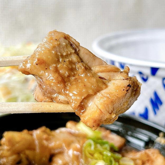 松屋では、お腹いっぱいになれる「お肉たっぷりメニュー」を販売中です。, 1.「鶏のバター醤油炒め定食」, 鶏肉は分厚くて、圧倒的な存在感！, ガーリックバターが効いた特製ダレは、中毒性のある味わい。, 2.「煮込みキャベツのチーズトマトハンバーグ定食」, ハンバーグは、ふっくらジューシーです！, とろ〜りチーズで多幸感いっぱいになれます！, 3.「ねぎマヨ辣牛めし」, この牛丼のポイントは、何といっても3つのトッピングのハーモニー。, 七味や紅しょうがを追加すれば、さらに食欲がアップします。