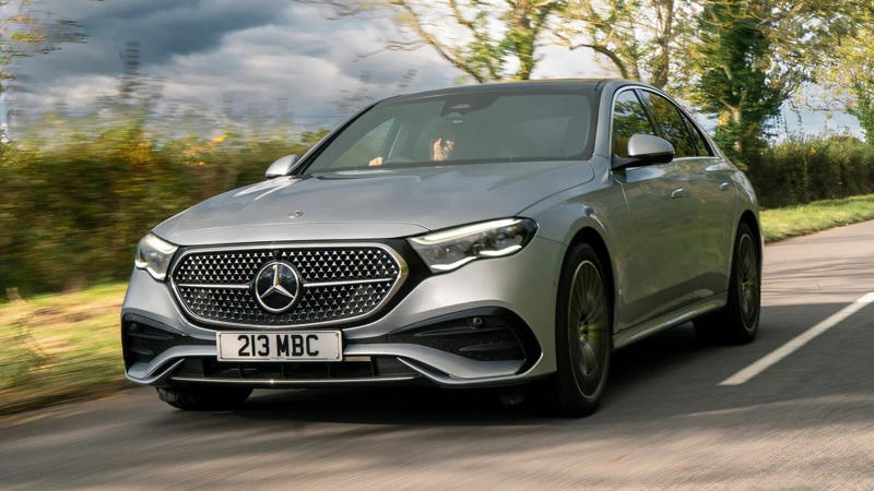 アウディ A6 e-hybrid：64マイル（103km）, ルノー ラファール E-Tech PHEV 300：65マイル（105km）, アウディ A5 e-hybrid：67マイル（108km）, メルセデス・ベンツ GLE 400e：68マイル（109km）, メルセデス・ベンツ CLE クーペ 300e：69マイル（111km）, メルセデス・ベンツ C300e：69マイル（111km）, メルセデス・ベンツ E300e：70マイル（113km）, クプラ テラマール：73マイル（117km）, アウディ Q3 e-hybrid：73マイル（117km）, フォルクスワーゲン タイロン eHybrid：75マイル（121km）, シュコダ コディアック 1.5 TSI iV：75マイル（121km）, レンジローバー P440e / P510e：75マイル（121km）, レンジローバー スポーツ P440e / P510e：76マイル（122km）, フォルクスワーゲン ティグアン eHybrid：77マイル（124km）, クプラ フォーメンター：78マイル（126km）, メルセデス・ベンツ GLC 300e：78マイル（126km）, BYD シール U DM-i：78マイル（126km）, フォルクスワーゲン パサート eHybrid：82マイル（132km）, セアト レオン e-Hybrid：82マイル（132km）, シュコダ スペルブ エステート iV PHEV：84マイル（135km）, アウディ A3 スポーツバック TFSI e：88マイル（142km）, フォルクスワーゲン ゴルフ eHybrid：89マイル（143km）, Tiggo 9（ティゴ 9）：91マイル（146km）, Omoda 9（オモダ 9）：93マイル（150km）