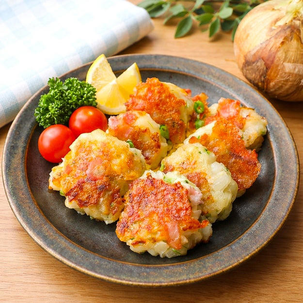 新玉ねぎと大葉の食べるドレッシング, 【新玉ねぎの季節、これだけは絶対やって】「冷蔵庫にあると安心」「白米が止まらん」切って漬けるだけの万能常備菜レシピ, ベーコンチーズ新玉ねぎもち, 【新玉ねぎ、食べるなら今でしょ】「冷めてもおいしい」「倍量で作ること大推奨」丸めて焼くだけで外カリ中もちのおかずレシピ, 砂糖を使った辛味抜き, 【新玉ねぎ、水や空気にさらすだけじゃない】「いつもより甘くて濃厚」「やらなきゃ損」一瞬で辛味が抜ける簡単テク, 新玉ねぎとベーコンのチーズチヂミ, 【新玉ねぎは全部コレでよくない？】「箸が止まらん」「カリもちがクセになる」切って焼くだけの簡単おかずレシピ, 新玉ねぎときゅうりのごまマヨサラダ, 【新玉ねぎの季節に10回は作りそう】「あまりにも簡単で飛ぶほどウマい」「作り置きに便利」忙しい日に助かる常備菜レシピ