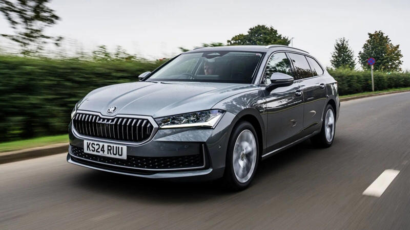 アウディ A6 e-hybrid：64マイル（103km）, ルノー ラファール E-Tech PHEV 300：65マイル（105km）, アウディ A5 e-hybrid：67マイル（108km）, メルセデス・ベンツ GLE 400e：68マイル（109km）, メルセデス・ベンツ CLE クーペ 300e：69マイル（111km）, メルセデス・ベンツ C300e：69マイル（111km）, メルセデス・ベンツ E300e：70マイル（113km）, クプラ テラマール：73マイル（117km）, アウディ Q3 e-hybrid：73マイル（117km）, フォルクスワーゲン タイロン eHybrid：75マイル（121km）, シュコダ コディアック 1.5 TSI iV：75マイル（121km）, レンジローバー P440e / P510e：75マイル（121km）, レンジローバー スポーツ P440e / P510e：76マイル（122km）, フォルクスワーゲン ティグアン eHybrid：77マイル（124km）, クプラ フォーメンター：78マイル（126km）, メルセデス・ベンツ GLC 300e：78マイル（126km）, BYD シール U DM-i：78マイル（126km）, フォルクスワーゲン パサート eHybrid：82マイル（132km）, セアト レオン e-Hybrid：82マイル（132km）, シュコダ スペルブ エステート iV PHEV：84マイル（135km）, アウディ A3 スポーツバック TFSI e：88マイル（142km）, フォルクスワーゲン ゴルフ eHybrid：89マイル（143km）, Tiggo 9（ティゴ 9）：91マイル（146km）, Omoda 9（オモダ 9）：93マイル（150km）