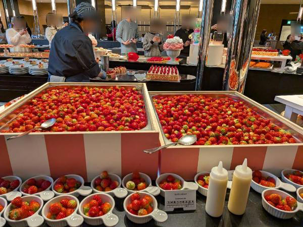 いちごだらけの幸せ空間♡ヒルトン名古屋のいちごスイーツビュッフェに行ってきた！, スタート前からワクワク！撮影タイムがうれしい, 見た目も味も大満足♡こだわりスイーツたち, 甘いだけじゃない！セイボリーも本格的, 結局いちばん食べたのは…フレッシュいちご！, ホテルならではの贅沢な空間で過ごす時間♪, 特別な日に行きたい、いちご尽くしの幸せ時間