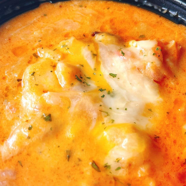 松屋では、お腹いっぱいになれる「お肉たっぷりメニュー」を販売中です。, 1.「鶏のバター醤油炒め定食」, 鶏肉は分厚くて、圧倒的な存在感！, ガーリックバターが効いた特製ダレは、中毒性のある味わい。, 2.「煮込みキャベツのチーズトマトハンバーグ定食」, ハンバーグは、ふっくらジューシーです！, とろ〜りチーズで多幸感いっぱいになれます！, 3.「ねぎマヨ辣牛めし」, この牛丼のポイントは、何といっても3つのトッピングのハーモニー。, 七味や紅しょうがを追加すれば、さらに食欲がアップします。