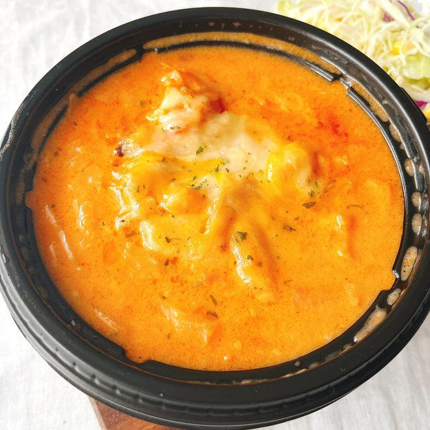 松屋では、お腹いっぱいになれる「お肉たっぷりメニュー」を販売中です。, 1.「鶏のバター醤油炒め定食」, 鶏肉は分厚くて、圧倒的な存在感！, ガーリックバターが効いた特製ダレは、中毒性のある味わい。, 2.「煮込みキャベツのチーズトマトハンバーグ定食」, ハンバーグは、ふっくらジューシーです！, とろ〜りチーズで多幸感いっぱいになれます！, 3.「ねぎマヨ辣牛めし」, この牛丼のポイントは、何といっても3つのトッピングのハーモニー。, 七味や紅しょうがを追加すれば、さらに食欲がアップします。