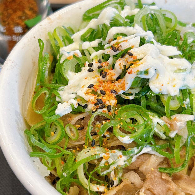 松屋では、お腹いっぱいになれる「お肉たっぷりメニュー」を販売中です。, 1.「鶏のバター醤油炒め定食」, 鶏肉は分厚くて、圧倒的な存在感！, ガーリックバターが効いた特製ダレは、中毒性のある味わい。, 2.「煮込みキャベツのチーズトマトハンバーグ定食」, ハンバーグは、ふっくらジューシーです！, とろ〜りチーズで多幸感いっぱいになれます！, 3.「ねぎマヨ辣牛めし」, この牛丼のポイントは、何といっても3つのトッピングのハーモニー。, 七味や紅しょうがを追加すれば、さらに食欲がアップします。
