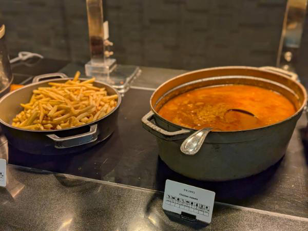 いちごだらけの幸せ空間♡ヒルトン名古屋のいちごスイーツビュッフェに行ってきた！, スタート前からワクワク！撮影タイムがうれしい, 見た目も味も大満足♡こだわりスイーツたち, 甘いだけじゃない！セイボリーも本格的, 結局いちばん食べたのは…フレッシュいちご！, ホテルならではの贅沢な空間で過ごす時間♪, 特別な日に行きたい、いちご尽くしの幸せ時間