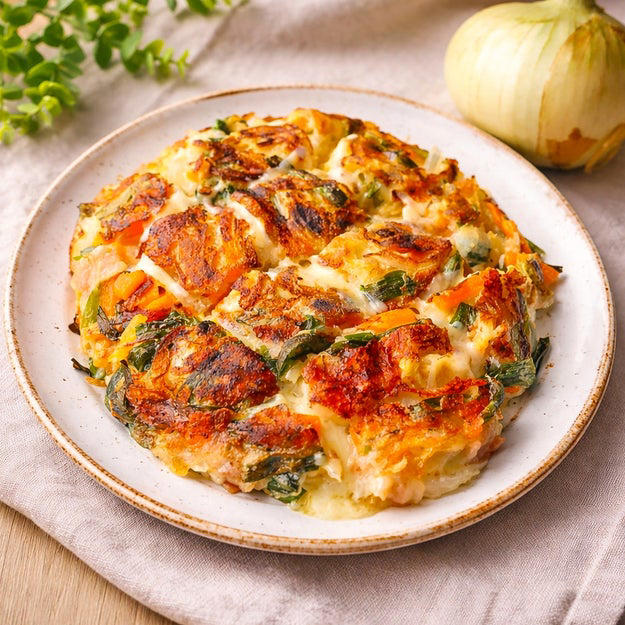 新玉ねぎと大葉の食べるドレッシング, 【新玉ねぎの季節、これだけは絶対やって】「冷蔵庫にあると安心」「白米が止まらん」切って漬けるだけの万能常備菜レシピ, ベーコンチーズ新玉ねぎもち, 【新玉ねぎ、食べるなら今でしょ】「冷めてもおいしい」「倍量で作ること大推奨」丸めて焼くだけで外カリ中もちのおかずレシピ, 砂糖を使った辛味抜き, 【新玉ねぎ、水や空気にさらすだけじゃない】「いつもより甘くて濃厚」「やらなきゃ損」一瞬で辛味が抜ける簡単テク, 新玉ねぎとベーコンのチーズチヂミ, 【新玉ねぎは全部コレでよくない？】「箸が止まらん」「カリもちがクセになる」切って焼くだけの簡単おかずレシピ, 新玉ねぎときゅうりのごまマヨサラダ, 【新玉ねぎの季節に10回は作りそう】「あまりにも簡単で飛ぶほどウマい」「作り置きに便利」忙しい日に助かる常備菜レシピ
