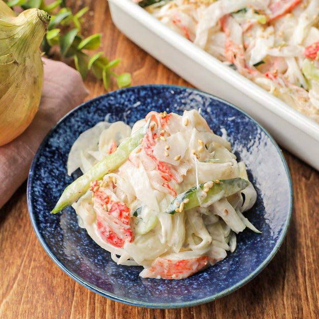 新玉ねぎと大葉の食べるドレッシング, 【新玉ねぎの季節、これだけは絶対やって】「冷蔵庫にあると安心」「白米が止まらん」切って漬けるだけの万能常備菜レシピ, ベーコンチーズ新玉ねぎもち, 【新玉ねぎ、食べるなら今でしょ】「冷めてもおいしい」「倍量で作ること大推奨」丸めて焼くだけで外カリ中もちのおかずレシピ, 砂糖を使った辛味抜き, 【新玉ねぎ、水や空気にさらすだけじゃない】「いつもより甘くて濃厚」「やらなきゃ損」一瞬で辛味が抜ける簡単テク, 新玉ねぎとベーコンのチーズチヂミ, 【新玉ねぎは全部コレでよくない？】「箸が止まらん」「カリもちがクセになる」切って焼くだけの簡単おかずレシピ, 新玉ねぎときゅうりのごまマヨサラダ, 【新玉ねぎの季節に10回は作りそう】「あまりにも簡単で飛ぶほどウマい」「作り置きに便利」忙しい日に助かる常備菜レシピ