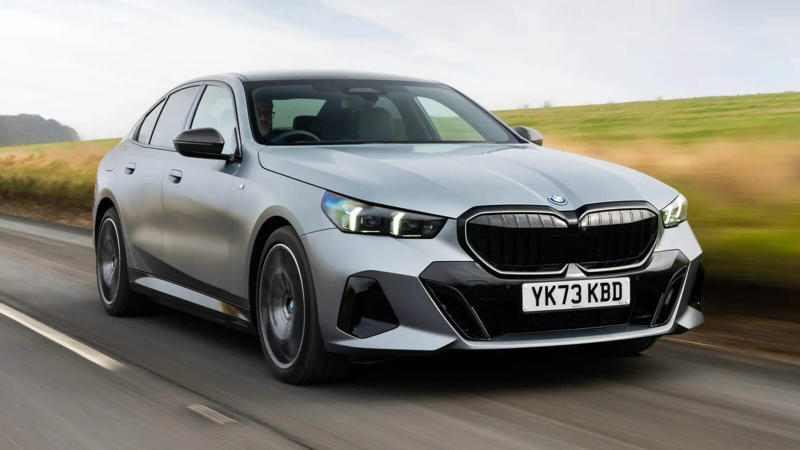 アウディ A6 e-hybrid：64マイル（103km）, ルノー ラファール E-Tech PHEV 300：65マイル（105km）, アウディ A5 e-hybrid：67マイル（108km）, メルセデス・ベンツ GLE 400e：68マイル（109km）, メルセデス・ベンツ CLE クーペ 300e：69マイル（111km）, メルセデス・ベンツ C300e：69マイル（111km）, メルセデス・ベンツ E300e：70マイル（113km）, クプラ テラマール：73マイル（117km）, アウディ Q3 e-hybrid：73マイル（117km）, フォルクスワーゲン タイロン eHybrid：75マイル（121km）, シュコダ コディアック 1.5 TSI iV：75マイル（121km）, レンジローバー P440e / P510e：75マイル（121km）, レンジローバー スポーツ P440e / P510e：76マイル（122km）, フォルクスワーゲン ティグアン eHybrid：77マイル（124km）, クプラ フォーメンター：78マイル（126km）, メルセデス・ベンツ GLC 300e：78マイル（126km）, BYD シール U DM-i：78マイル（126km）, フォルクスワーゲン パサート eHybrid：82マイル（132km）, セアト レオン e-Hybrid：82マイル（132km）, シュコダ スペルブ エステート iV PHEV：84マイル（135km）, アウディ A3 スポーツバック TFSI e：88マイル（142km）, フォルクスワーゲン ゴルフ eHybrid：89マイル（143km）, Tiggo 9（ティゴ 9）：91マイル（146km）, Omoda 9（オモダ 9）：93マイル（150km）