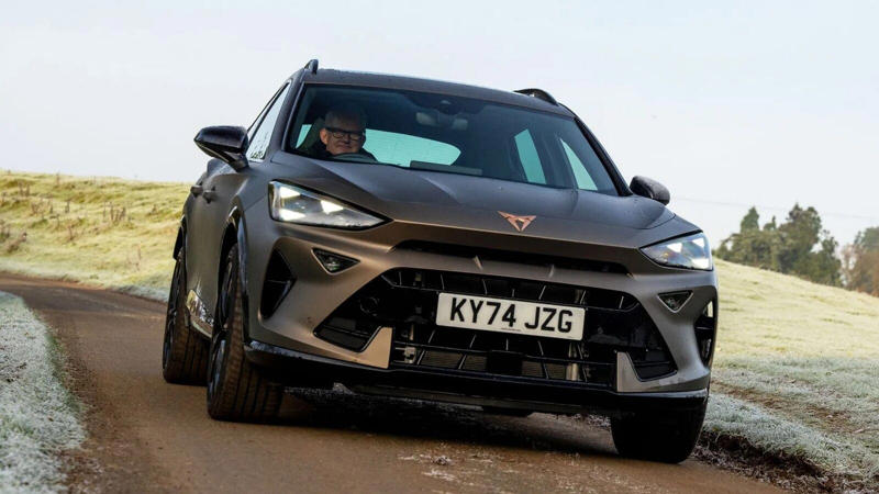 アウディ A6 e-hybrid：64マイル（103km）, ルノー ラファール E-Tech PHEV 300：65マイル（105km）, アウディ A5 e-hybrid：67マイル（108km）, メルセデス・ベンツ GLE 400e：68マイル（109km）, メルセデス・ベンツ CLE クーペ 300e：69マイル（111km）, メルセデス・ベンツ C300e：69マイル（111km）, メルセデス・ベンツ E300e：70マイル（113km）, クプラ テラマール：73マイル（117km）, アウディ Q3 e-hybrid：73マイル（117km）, フォルクスワーゲン タイロン eHybrid：75マイル（121km）, シュコダ コディアック 1.5 TSI iV：75マイル（121km）, レンジローバー P440e / P510e：75マイル（121km）, レンジローバー スポーツ P440e / P510e：76マイル（122km）, フォルクスワーゲン ティグアン eHybrid：77マイル（124km）, クプラ フォーメンター：78マイル（126km）, メルセデス・ベンツ GLC 300e：78マイル（126km）, BYD シール U DM-i：78マイル（126km）, フォルクスワーゲン パサート eHybrid：82マイル（132km）, セアト レオン e-Hybrid：82マイル（132km）, シュコダ スペルブ エステート iV PHEV：84マイル（135km）, アウディ A3 スポーツバック TFSI e：88マイル（142km）, フォルクスワーゲン ゴルフ eHybrid：89マイル（143km）, Tiggo 9（ティゴ 9）：91マイル（146km）, Omoda 9（オモダ 9）：93マイル（150km）