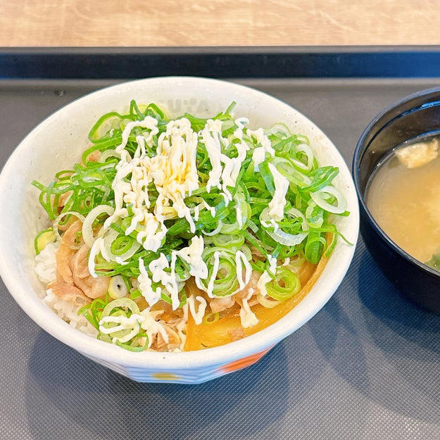 松屋では、お腹いっぱいになれる「お肉たっぷりメニュー」を販売中です。, 1.「鶏のバター醤油炒め定食」, 鶏肉は分厚くて、圧倒的な存在感！, ガーリックバターが効いた特製ダレは、中毒性のある味わい。, 2.「煮込みキャベツのチーズトマトハンバーグ定食」, ハンバーグは、ふっくらジューシーです！, とろ〜りチーズで多幸感いっぱいになれます！, 3.「ねぎマヨ辣牛めし」, この牛丼のポイントは、何といっても3つのトッピングのハーモニー。, 七味や紅しょうがを追加すれば、さらに食欲がアップします。