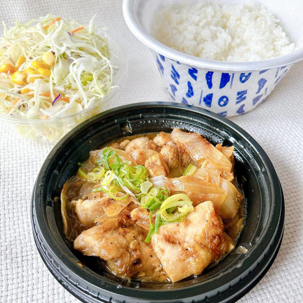 松屋では、お腹いっぱいになれる「お肉たっぷりメニュー」を販売中です。, 1.「鶏のバター醤油炒め定食」, 鶏肉は分厚くて、圧倒的な存在感！, ガーリックバターが効いた特製ダレは、中毒性のある味わい。, 2.「煮込みキャベツのチーズトマトハンバーグ定食」, ハンバーグは、ふっくらジューシーです！, とろ〜りチーズで多幸感いっぱいになれます！, 3.「ねぎマヨ辣牛めし」, この牛丼のポイントは、何といっても3つのトッピングのハーモニー。, 七味や紅しょうがを追加すれば、さらに食欲がアップします。