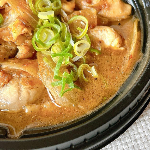 松屋では、お腹いっぱいになれる「お肉たっぷりメニュー」を販売中です。, 1.「鶏のバター醤油炒め定食」, 鶏肉は分厚くて、圧倒的な存在感！, ガーリックバターが効いた特製ダレは、中毒性のある味わい。, 2.「煮込みキャベツのチーズトマトハンバーグ定食」, ハンバーグは、ふっくらジューシーです！, とろ〜りチーズで多幸感いっぱいになれます！, 3.「ねぎマヨ辣牛めし」, この牛丼のポイントは、何といっても3つのトッピングのハーモニー。, 七味や紅しょうがを追加すれば、さらに食欲がアップします。