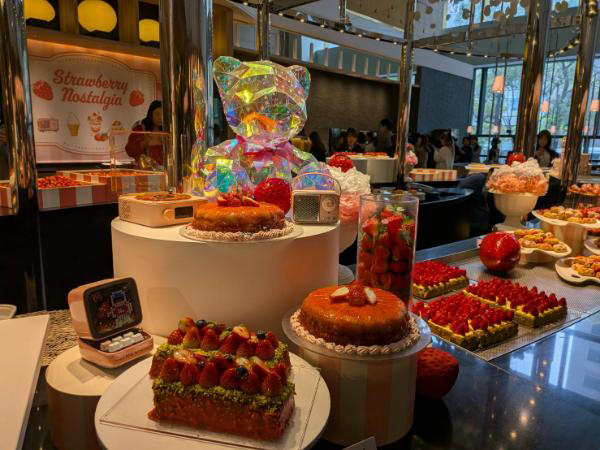 いちごだらけの幸せ空間♡ヒルトン名古屋のいちごスイーツビュッフェに行ってきた！, スタート前からワクワク！撮影タイムがうれしい, 見た目も味も大満足♡こだわりスイーツたち, 甘いだけじゃない！セイボリーも本格的, 結局いちばん食べたのは…フレッシュいちご！, ホテルならではの贅沢な空間で過ごす時間♪, 特別な日に行きたい、いちご尽くしの幸せ時間